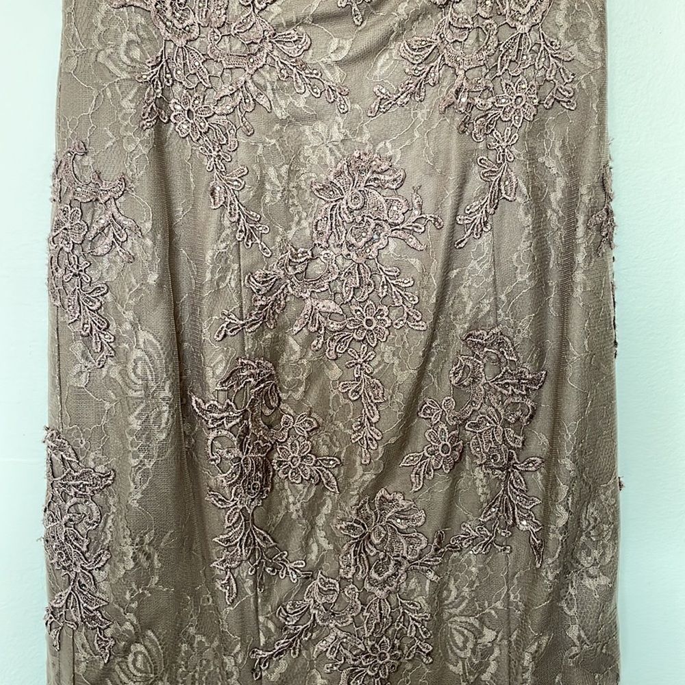 La Femme | Mauve Lace Applique Tulle Sweetheart Neckline Trumpet Gown Size 4 - Picture 4 of 13